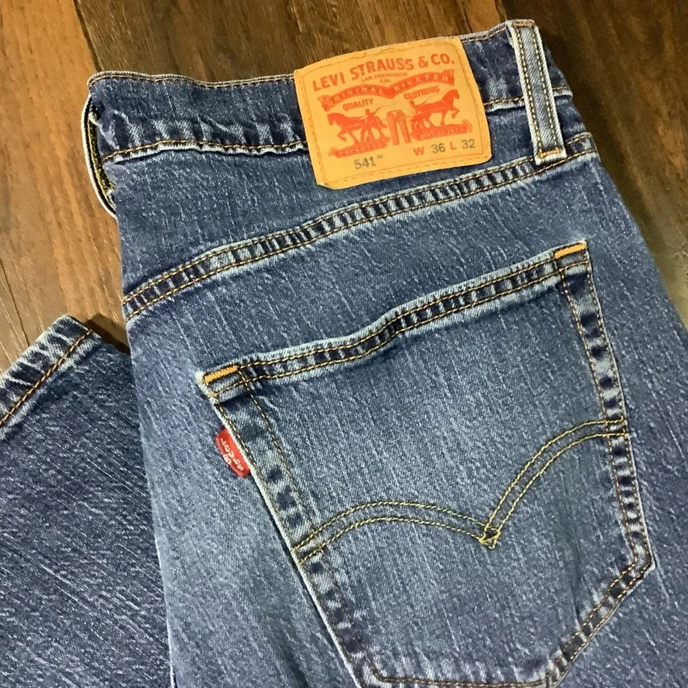 Levis 541 Athletic Taper Mens Jeans 36x32 Blue Denim Medium Wash 18181-0642